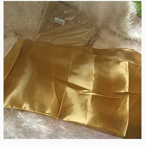 Gold satin table runners - Picture 1 of 1
